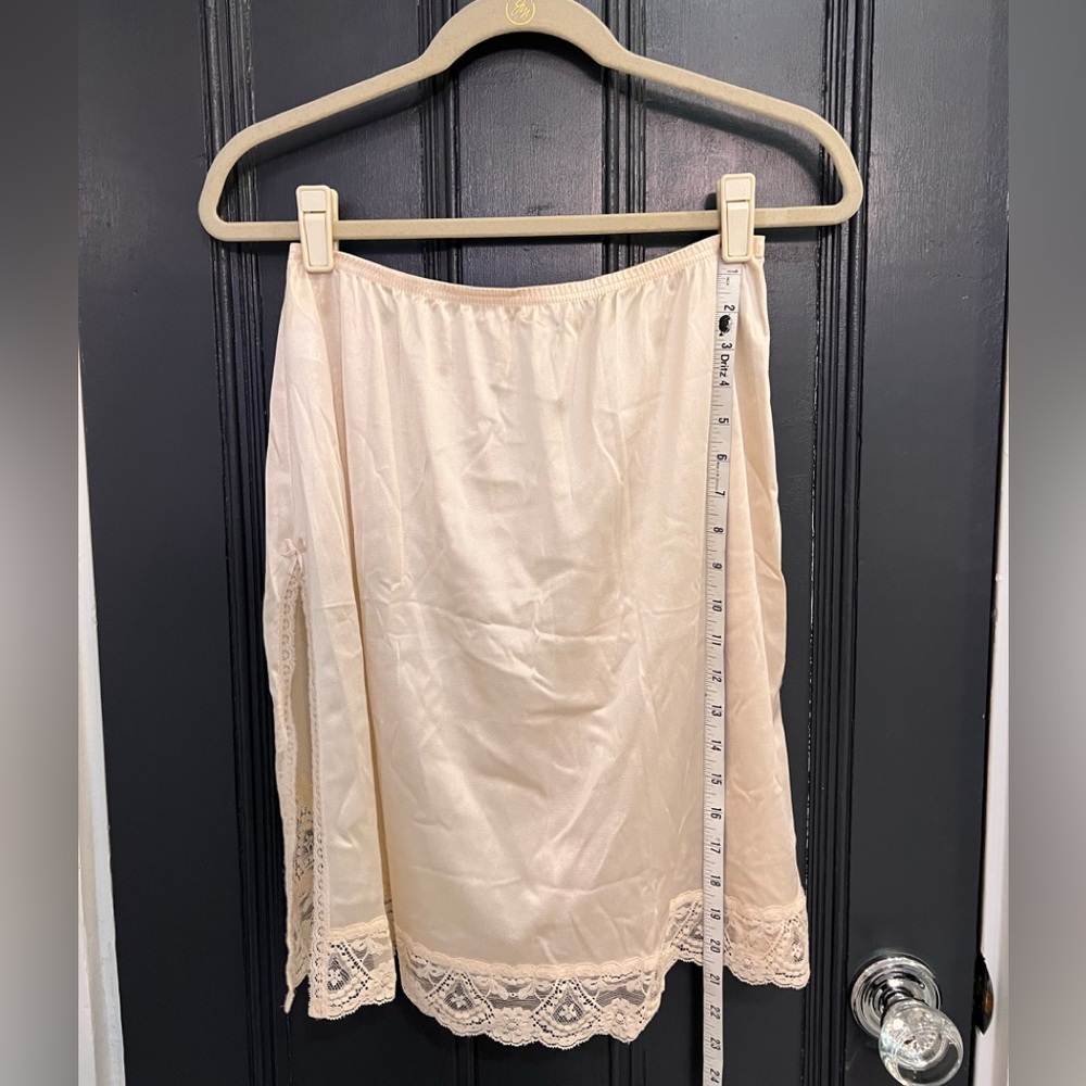 Vintage Vanity Fair half slip size large - Picture 1 of 4